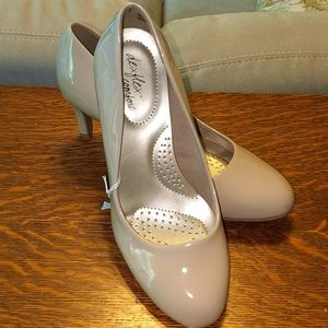 dexflex comfort nude pumps, NWT - WIDE